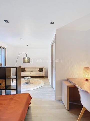 L’art de vivre contemporain aux portes de Paris! 
Située dans un environnement résidentiel privilégié en bord de Seine, cette exceptionnelle villa d’architecte neuve de 357 m² habitables offre un panorama spectaculaire sur la Seine, La Défense et la Tour Eiffel.
Édifiée sur un terrain paysager de 1 744 m², cette propriété séduit par ses volumes généreux, sa luminosité omniprésente, ses prestations haut de gamme et son architecture contemporaine ouverte sur l’extérieur. Les vastes terrasses bois avec claustras et brise-soleil, la piscine de 46 m²chauffée avec espace détente et une cuisine d’été et le séjour cathédrale avec cheminée centrale 360° créent une atmosphère unique entre élégance, confort et art de vivre.

Une distribution pensée pour le confort et la réception. 
•	11 pièces principales 
•	8 chambres dont 3 avec accès terrasse et 1 avec accès PMR
•	Suite parentale avec dressing, salle de bains et terrasse 
•	7 salles d’eau dont 6 privatives 
•	Salle à manger et séjour cathédrale avec vue panoramique 
•	Cuisine américaine avec cellier fermé
•	Appartement indépendant avec 2 chambres et 1 séjour cuisine américaine
•	Garage fermé 3 véhicules + stationnements extérieurs 
À cela s’ajoutent plusieurs espaces annexes non comptabilisés dans la surface habitable : une buanderie, une cave à vins et deux locaux techniques dédiés à la piscine de 46 m² ainsi qu’aux équipements énergétiques de la propriété, pompes à chaleur et centrale double flux.

Rez-de-chaussée surélevé: 
Le niveau principal offre une cuisine américaine avec cellier ouverte sur un spectaculaire séjour cathédrale avec cheminée centrale 360°, baigné de lumière et prolongé par les terrasses et la piscine.
Une salle à manger élégante complète les espaces de réception.
Ce niveau accueille également :
- une chambre avec salle d’eau et WC accessibles PMR (rampe extérieure),
- une suite parentale avec terrasse, dressing, salle de bains avec baignoire et douche à l’italienne double ciel de pluie, ainsi que des WC séparés.

Étage: 
Un élégant escalier sculptural en bois massif, conçu comme une estrade bibliothèque contemporaine, mène à l’étage desservi par une passerelle architecturale.
L’espace nuit comprend :
- 4 chambres avec salle d’eau privative, dont 2 avec terrasse et vue panoramique,
- 2 WC séparés,
- Rangements et gaine à linge reliant directement la buanderie.

Rez-de-jardin : 
Le rez-de-jardin propose des espaces fonctionnels comprenant une entrée indépendante, un vestiaire, une buanderie, une cave à vins, des rangements et un local technique équipé de pompes à chaleur et d’une centrale double flux alimentée par panneaux solaires et photovoltaïques.
Un appartement indépendant complète ce niveau avec:
- séjour et cuisine ouverte
- 2 chambres
- 1 salle d’eau et WC séparés

Environnement & cadre de vie
Cadre résidentiel privilégié en bord de Seine, offrant un équilibre rare entre nature et proximité de Paris.
•	Berges de Seine et chemin de halage à 2 min à pied 
•	Parcours des Impressionnistes à proximité 
•	Île des Impressionnistes de Chatou à 10 min 
•	Jardins de Mademoiselle de La Vallière à 10 min à pied 
Vie de quartier & commodités
À seulement 12 km de Paris, accès rapide aux transports et principaux pôles d’affaires.
•	Gare Houilles / Carrières-sur-Seine (RER A, lignes J & L) à 10 min 
•	Paris Saint-Lazare en 24 min 
•	Accès rapide A86, A14 et La Défense 
•	Commerces et supermarchés à proximité immédiate 

Établissements scolaires
Écoles, collège et lycée accessibles rapidement.
Établissements bilingues et internationaux à proximité : Montessori bilingue, The British School of Paris, Lycée International de Saint-Germain-en-Laye et Ermitage International School.

Prestations & équipements haut de gamme
•	Construction RT 2012 – Prestations énergétiques premium DPE A
•	Plancher chauffant et rafraîchissant sur 3 niveaux 
•	Pompe à chaleur, climatisation et centrale double flux 
•	Panneaux solaires hybrides et photovoltaïques 
•	Menuiseries aluminium, double vitrage et volets motorisés 
•	Cheminée centrale 360° 
•	Piscine chauffée avec espace détente 
•	3 Terrasses bois et pierre avec brise-soleil et claustras 
•	Garage fermé 3 véhicules + stationnements extérieurs 
•	Matériaux nobles et finitions premium

Une propriété rare destinée aux amateurs de lieux uniques recherchant un équilibre parfait entre nature, architecture contemporaine et proximité immédiate de Paris.
Découvrez cette propriété d’exception lors d’une visite privée.
