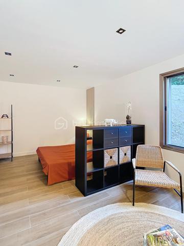 L’art de vivre contemporain aux portes de Paris! 
Située dans un environnement résidentiel privilégié en bord de Seine, cette exceptionnelle villa d’architecte neuve de 357 m² habitables offre un panorama spectaculaire sur la Seine, La Défense et la Tour Eiffel.
Édifiée sur un terrain paysager de 1 744 m², cette propriété séduit par ses volumes généreux, sa luminosité omniprésente, ses prestations haut de gamme et son architecture contemporaine ouverte sur l’extérieur. Les vastes terrasses bois avec claustras et brise-soleil, la piscine de 46 m²chauffée avec espace détente et une cuisine d’été et le séjour cathédrale avec cheminée centrale 360° créent une atmosphère unique entre élégance, confort et art de vivre.

Une distribution pensée pour le confort et la réception. 
•	11 pièces principales 
•	8 chambres dont 3 avec accès terrasse et 1 avec accès PMR
•	Suite parentale avec dressing, salle de bains et terrasse 
•	7 salles d’eau dont 6 privatives 
•	Salle à manger et séjour cathédrale avec vue panoramique 
•	Cuisine américaine avec cellier fermé
•	Appartement indépendant avec 2 chambres et 1 séjour cuisine américaine
•	Garage fermé 3 véhicules + stationnements extérieurs 
À cela s’ajoutent plusieurs espaces annexes non comptabilisés dans la surface habitable : une buanderie, une cave à vins et deux locaux techniques dédiés à la piscine de 46 m² ainsi qu’aux équipements énergétiques de la propriété, pompes à chaleur et centrale double flux.

Rez-de-chaussée surélevé: 
Le niveau principal offre une cuisine américaine avec cellier ouverte sur un spectaculaire séjour cathédrale avec cheminée centrale 360°, baigné de lumière et prolongé par les terrasses et la piscine.
Une salle à manger élégante complète les espaces de réception.
Ce niveau accueille également :
- une chambre avec salle d’eau et WC accessibles PMR (rampe extérieure),
- une suite parentale avec terrasse, dressing, salle de bains avec baignoire et douche à l’italienne double ciel de pluie, ainsi que des WC séparés.

Étage: 
Un élégant escalier sculptural en bois massif, conçu comme une estrade bibliothèque contemporaine, mène à l’étage desservi par une passerelle architecturale.
L’espace nuit comprend :
- 4 chambres avec salle d’eau privative, dont 2 avec terrasse et vue panoramique,
- 2 WC séparés,
- Rangements et gaine à linge reliant directement la buanderie.

Rez-de-jardin : 
Le rez-de-jardin propose des espaces fonctionnels comprenant une entrée indépendante, un vestiaire, une buanderie, une cave à vins, des rangements et un local technique équipé de pompes à chaleur et d’une centrale double flux alimentée par panneaux solaires et photovoltaïques.
Un appartement indépendant complète ce niveau avec:
- séjour et cuisine ouverte
- 2 chambres
- 1 salle d’eau et WC séparés

Environnement & cadre de vie
Cadre résidentiel privilégié en bord de Seine, offrant un équilibre rare entre nature et proximité de Paris.
•	Berges de Seine et chemin de halage à 2 min à pied 
•	Parcours des Impressionnistes à proximité 
•	Île des Impressionnistes de Chatou à 10 min 
•	Jardins de Mademoiselle de La Vallière à 10 min à pied 
Vie de quartier & commodités
À seulement 12 km de Paris, accès rapide aux transports et principaux pôles d’affaires.
•	Gare Houilles / Carrières-sur-Seine (RER A, lignes J & L) à 10 min 
•	Paris Saint-Lazare en 24 min 
•	Accès rapide A86, A14 et La Défense 
•	Commerces et supermarchés à proximité immédiate 

Établissements scolaires
Écoles, collège et lycée accessibles rapidement.
Établissements bilingues et internationaux à proximité : Montessori bilingue, The British School of Paris, Lycée International de Saint-Germain-en-Laye et Ermitage International School.

Prestations & équipements haut de gamme
•	Construction RT 2012 – Prestations énergétiques premium DPE A
•	Plancher chauffant et rafraîchissant sur 3 niveaux 
•	Pompe à chaleur, climatisation et centrale double flux 
•	Panneaux solaires hybrides et photovoltaïques 
•	Menuiseries aluminium, double vitrage et volets motorisés 
•	Cheminée centrale 360° 
•	Piscine chauffée avec espace détente 
•	3 Terrasses bois et pierre avec brise-soleil et claustras 
•	Garage fermé 3 véhicules + stationnements extérieurs 
•	Matériaux nobles et finitions premium

Une propriété rare destinée aux amateurs de lieux uniques recherchant un équilibre parfait entre nature, architecture contemporaine et proximité immédiate de Paris.
Découvrez cette propriété d’exception lors d’une visite privée.
