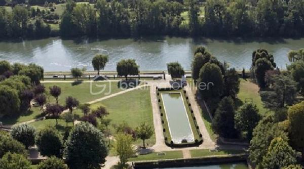 L’art de vivre contemporain aux portes de Paris! 
Située dans un environnement résidentiel privilégié en bord de Seine, cette exceptionnelle villa d’architecte neuve de 357 m² habitables offre un panorama spectaculaire sur la Seine, La Défense et la Tour Eiffel.
Édifiée sur un terrain paysager de 1 744 m², cette propriété séduit par ses volumes généreux, sa luminosité omniprésente, ses prestations haut de gamme et son architecture contemporaine ouverte sur l’extérieur. Les vastes terrasses bois avec claustras et brise-soleil, la piscine de 46 m²chauffée avec espace détente et une cuisine d’été et le séjour cathédrale avec cheminée centrale 360° créent une atmosphère unique entre élégance, confort et art de vivre.

Une distribution pensée pour le confort et la réception. 
•	11 pièces principales 
•	8 chambres dont 3 avec accès terrasse et 1 avec accès PMR
•	Suite parentale avec dressing, salle de bains et terrasse 
•	7 salles d’eau dont 6 privatives 
•	Salle à manger et séjour cathédrale avec vue panoramique 
•	Cuisine américaine avec cellier fermé
•	Appartement indépendant avec 2 chambres et 1 séjour cuisine américaine
•	Garage fermé 3 véhicules + stationnements extérieurs 
À cela s’ajoutent plusieurs espaces annexes non comptabilisés dans la surface habitable : une buanderie, une cave à vins et deux locaux techniques dédiés à la piscine de 46 m² ainsi qu’aux équipements énergétiques de la propriété, pompes à chaleur et centrale double flux.

Rez-de-chaussée surélevé: 
Le niveau principal offre une cuisine américaine avec cellier ouverte sur un spectaculaire séjour cathédrale avec cheminée centrale 360°, baigné de lumière et prolongé par les terrasses et la piscine.
Une salle à manger élégante complète les espaces de réception.
Ce niveau accueille également :
- une chambre avec salle d’eau et WC accessibles PMR (rampe extérieure),
- une suite parentale avec terrasse, dressing, salle de bains avec baignoire et douche à l’italienne double ciel de pluie, ainsi que des WC séparés.

Étage: 
Un élégant escalier sculptural en bois massif, conçu comme une estrade bibliothèque contemporaine, mène à l’étage desservi par une passerelle architecturale.
L’espace nuit comprend :
- 4 chambres avec salle d’eau privative, dont 2 avec terrasse et vue panoramique,
- 2 WC séparés,
- Rangements et gaine à linge reliant directement la buanderie.

Rez-de-jardin : 
Le rez-de-jardin propose des espaces fonctionnels comprenant une entrée indépendante, un vestiaire, une buanderie, une cave à vins, des rangements et un local technique équipé de pompes à chaleur et d’une centrale double flux alimentée par panneaux solaires et photovoltaïques.
Un appartement indépendant complète ce niveau avec:
- séjour et cuisine ouverte
- 2 chambres
- 1 salle d’eau et WC séparés

Environnement & cadre de vie
Cadre résidentiel privilégié en bord de Seine, offrant un équilibre rare entre nature et proximité de Paris.
•	Berges de Seine et chemin de halage à 2 min à pied 
•	Parcours des Impressionnistes à proximité 
•	Île des Impressionnistes de Chatou à 10 min 
•	Jardins de Mademoiselle de La Vallière à 10 min à pied 
Vie de quartier & commodités
À seulement 12 km de Paris, accès rapide aux transports et principaux pôles d’affaires.
•	Gare Houilles / Carrières-sur-Seine (RER A, lignes J & L) à 10 min 
•	Paris Saint-Lazare en 24 min 
•	Accès rapide A86, A14 et La Défense 
•	Commerces et supermarchés à proximité immédiate 

Établissements scolaires
Écoles, collège et lycée accessibles rapidement.
Établissements bilingues et internationaux à proximité : Montessori bilingue, The British School of Paris, Lycée International de Saint-Germain-en-Laye et Ermitage International School.

Prestations & équipements haut de gamme
•	Construction RT 2012 – Prestations énergétiques premium DPE A
•	Plancher chauffant et rafraîchissant sur 3 niveaux 
•	Pompe à chaleur, climatisation et centrale double flux 
•	Panneaux solaires hybrides et photovoltaïques 
•	Menuiseries aluminium, double vitrage et volets motorisés 
•	Cheminée centrale 360° 
•	Piscine chauffée avec espace détente 
•	3 Terrasses bois et pierre avec brise-soleil et claustras 
•	Garage fermé 3 véhicules + stationnements extérieurs 
•	Matériaux nobles et finitions premium

Une propriété rare destinée aux amateurs de lieux uniques recherchant un équilibre parfait entre nature, architecture contemporaine et proximité immédiate de Paris.
Découvrez cette propriété d’exception lors d’une visite privée.