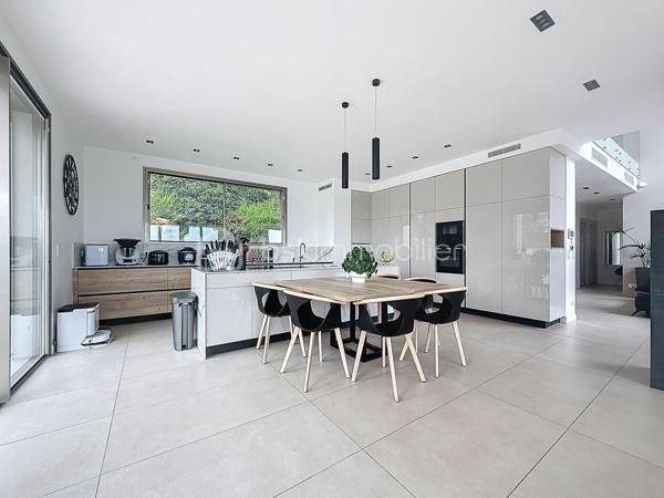 L’art de vivre contemporain aux portes de Paris! 
Située dans un environnement résidentiel privilégié en bord de Seine, cette exceptionnelle villa d’architecte neuve de 357 m² habitables offre un panorama spectaculaire sur la Seine, La Défense et la Tour Eiffel.
Édifiée sur un terrain paysager de 1 744 m², cette propriété séduit par ses volumes généreux, sa luminosité omniprésente, ses prestations haut de gamme et son architecture contemporaine ouverte sur l’extérieur. Les vastes terrasses bois avec claustras et brise-soleil, la piscine de 46 m²chauffée avec espace détente et une cuisine d’été et le séjour cathédrale avec cheminée centrale 360° créent une atmosphère unique entre élégance, confort et art de vivre.

Une distribution pensée pour le confort et la réception. 
•	11 pièces principales 
•	8 chambres dont 3 avec accès terrasse et 1 avec accès PMR
•	Suite parentale avec dressing, salle de bains et terrasse 
•	7 salles d’eau dont 6 privatives 
•	Salle à manger et séjour cathédrale avec vue panoramique 
•	Cuisine américaine avec cellier fermé
•	Appartement indépendant avec 2 chambres et 1 séjour cuisine américaine
•	Garage fermé 3 véhicules + stationnements extérieurs 
À cela s’ajoutent plusieurs espaces annexes non comptabilisés dans la surface habitable : une buanderie, une cave à vins et deux locaux techniques dédiés à la piscine de 46 m² ainsi qu’aux équipements énergétiques de la propriété, pompes à chaleur et centrale double flux.

Rez-de-chaussée surélevé: 
Le niveau principal offre une cuisine américaine avec cellier ouverte sur un spectaculaire séjour cathédrale avec cheminée centrale 360°, baigné de lumière et prolongé par les terrasses et la piscine.
Une salle à manger élégante complète les espaces de réception.
Ce niveau accueille également :
- une chambre avec salle d’eau et WC accessibles PMR (rampe extérieure),
- une suite parentale avec terrasse, dressing, salle de bains avec baignoire et douche à l’italienne double ciel de pluie, ainsi que des WC séparés.

Étage: 
Un élégant escalier sculptural en bois massif, conçu comme une estrade bibliothèque contemporaine, mène à l’étage desservi par une passerelle architecturale.
L’espace nuit comprend :
- 4 chambres avec salle d’eau privative, dont 2 avec terrasse et vue panoramique,
- 2 WC séparés,
- Rangements et gaine à linge reliant directement la buanderie.

Rez-de-jardin : 
Le rez-de-jardin propose des espaces fonctionnels comprenant une entrée indépendante, un vestiaire, une buanderie, une cave à vins, des rangements et un local technique équipé de pompes à chaleur et d’une centrale double flux alimentée par panneaux solaires et photovoltaïques.
Un appartement indépendant complète ce niveau avec:
- séjour et cuisine ouverte
- 2 chambres
- 1 salle d’eau et WC séparés

Environnement & cadre de vie
Cadre résidentiel privilégié en bord de Seine, offrant un équilibre rare entre nature et proximité de Paris.
•	Berges de Seine et chemin de halage à 2 min à pied 
•	Parcours des Impressionnistes à proximité 
•	Île des Impressionnistes de Chatou à 10 min 
•	Jardins de Mademoiselle de La Vallière à 10 min à pied 
Vie de quartier & commodités
À seulement 12 km de Paris, accès rapide aux transports et principaux pôles d’affaires.
•	Gare Houilles / Carrières-sur-Seine (RER A, lignes J & L) à 10 min 
•	Paris Saint-Lazare en 24 min 
•	Accès rapide A86, A14 et La Défense 
•	Commerces et supermarchés à proximité immédiate 

Établissements scolaires
Écoles, collège et lycée accessibles rapidement.
Établissements bilingues et internationaux à proximité : Montessori bilingue, The British School of Paris, Lycée International de Saint-Germain-en-Laye et Ermitage International School.

Prestations & équipements haut de gamme
•	Construction RT 2012 – Prestations énergétiques premium DPE A
•	Plancher chauffant et rafraîchissant sur 3 niveaux 
•	Pompe à chaleur, climatisation et centrale double flux 
•	Panneaux solaires hybrides et photovoltaïques 
•	Menuiseries aluminium, double vitrage et volets motorisés 
•	Cheminée centrale 360° 
•	Piscine chauffée avec espace détente 
•	3 Terrasses bois et pierre avec brise-soleil et claustras 
•	Garage fermé 3 véhicules + stationnements extérieurs 
•	Matériaux nobles et finitions premium

Une propriété rare destinée aux amateurs de lieux uniques recherchant un équilibre parfait entre nature, architecture contemporaine et proximité immédiate de Paris.
Découvrez cette propriété d’exception lors d’une visite privée.