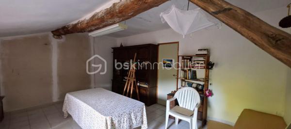 Maison ancienne de caractère située à SAINT AVIT SAINT NAZAIRE (33220), 
Habitable immédiatement, cette propriété propose de beaux volumes, une vie de plain‑pied et un fort potentiel de valorisation par des  travaux ciblés (amélioration thermique, ou création de surfaces supplémentaires).

Le rez‑de‑chaussée comprend une cuisine familiale ouverte sur l’espace de vie quotidien, une grande salle à manger avec poutres et pierre apparente, un salon séparé, deux chambres, une salle d’eau avec WC, un cellier et une pièce polyvalente pouvant accueillir un bureau, un atelier ou un espace de rangement. ( possibilité d'avoir 4 chambres en RDC )
À l’étage, une grande chambre mansardée et une salle de bain avec WC complètent l’ensemble. 
Le chauffage est assuré par des convecteurs électriques, un poêle à bois et une PAC réversible (chaud-froid) ; les menuiseries sont mixtes (simple vitrage et double vitrage).

Dépendances importantes : CHAIS ou garage attenant tout en pierre avec accès direct depuis la maison et grande dépendance indépendante d’environ 200 m² (ancien hangar à tabac) offrant de multiples possibilités d’utilisation — atelier, stockage, activité artisanale ou projet annexe (gîte, local professionnel) Ces volumes indépendants constituent un atout rare sur le marché.

Terrain clos et arboré d’environ 2 450 m², plat et agréable, avec puits et deux accès dont un sécurisé par un portail. 

Cadre calme, peu de vis‑à‑vis, mitoyenneté sur un seul côté. Accès facile en voiture via deux entrées séparées avec portails, avec stationnement aisé grâce au garage et aux dépendances.

Situation : à proximité du bourg et des commerces de première nécessité, services municipaux et écoles accessibles dans la commune; espaces verts à proximité pour les promenades. Transports et liaisons routières permettant de rejoindre les communes voisines — informations complémentaires sur les dessertes et temps de trajet disponibles sur demande.

Propriété idéale pour un foyer recherchant espace, authenticité et possibilités d’extension ou de développement d’une activité annexe. Visites sur rendez‑vous.