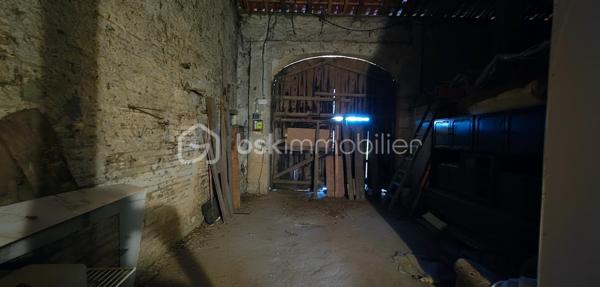 Maison ancienne de caractère située à SAINT AVIT SAINT NAZAIRE (33220), 
Habitable immédiatement, cette propriété propose de beaux volumes, une vie de plain‑pied et un fort potentiel de valorisation par des  travaux ciblés (amélioration thermique, ou création de surfaces supplémentaires).

Le rez‑de‑chaussée comprend une cuisine familiale ouverte sur l’espace de vie quotidien, une grande salle à manger avec poutres et pierre apparente, un salon séparé, deux chambres, une salle d’eau avec WC, un cellier et une pièce polyvalente pouvant accueillir un bureau, un atelier ou un espace de rangement. ( possibilité d'avoir 4 chambres en RDC )
À l’étage, une grande chambre mansardée et une salle de bain avec WC complètent l’ensemble. 
Le chauffage est assuré par des convecteurs électriques, un poêle à bois et une PAC réversible (chaud-froid) ; les menuiseries sont mixtes (simple vitrage et double vitrage).

Dépendances importantes : CHAIS ou garage attenant tout en pierre avec accès direct depuis la maison et grande dépendance indépendante d’environ 200 m² (ancien hangar à tabac) offrant de multiples possibilités d’utilisation — atelier, stockage, activité artisanale ou projet annexe (gîte, local professionnel) Ces volumes indépendants constituent un atout rare sur le marché.

Terrain clos et arboré d’environ 2 450 m², plat et agréable, avec puits et deux accès dont un sécurisé par un portail. 

Cadre calme, peu de vis‑à‑vis, mitoyenneté sur un seul côté. Accès facile en voiture via deux entrées séparées avec portails, avec stationnement aisé grâce au garage et aux dépendances.

Situation : à proximité du bourg et des commerces de première nécessité, services municipaux et écoles accessibles dans la commune; espaces verts à proximité pour les promenades. Transports et liaisons routières permettant de rejoindre les communes voisines — informations complémentaires sur les dessertes et temps de trajet disponibles sur demande.

Propriété idéale pour un foyer recherchant espace, authenticité et possibilités d’extension ou de développement d’une activité annexe. Visites sur rendez‑vous.