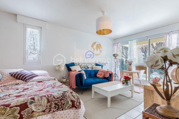 Aurélie ANOTO BSK Immobilier (06-43-38-29-90) vous propose en exclusivité :

COUP DE COEUR pour ce studio de 31m2, au RDC avec TERRASSE, situé dans la résidence SECURISEE SAINT-HUBERT, qui se compose d'une entrée avec rangement, d'un séjour offrant un accès direct à la TERRASSE , d'une cuisine équipée et aménagée ainsi que d'une salle d'eau avec wc.
Une place de parking privative complète ce bien .

Idéal pour un premier achat, un investissement ou un pied-à-terre de qualité.
A VISITER SANS TARDER !

Besoin d'informations complémentaires ?
Vous souhaitez faire estimer votre bien ?
Contactez moi au 06-43-38-29-90