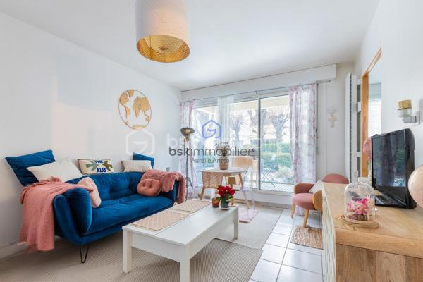 Aurélie ANOTO BSK Immobilier (06-43-38-29-90) vous propose en exclusivité :

COUP DE COEUR pour ce studio de 31m2, au RDC avec TERRASSE, situé dans la résidence SECURISEE SAINT-HUBERT, qui se compose d'une entrée avec rangement, d'un séjour offrant un accès direct à la TERRASSE , d'une cuisine équipée et aménagée ainsi que d'une salle d'eau avec wc.
Une place de parking privative complète ce bien .

Idéal pour un premier achat, un investissement ou un pied-à-terre de qualité.
A VISITER SANS TARDER !

Besoin d'informations complémentaires ?
Vous souhaitez faire estimer votre bien ?
Contactez moi au 06-43-38-29-90