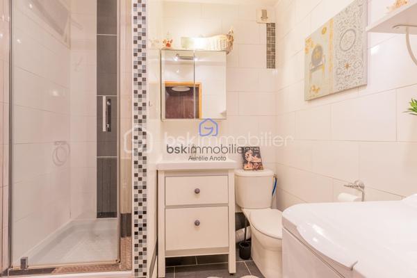 Aurélie ANOTO BSK Immobilier (06-43-38-29-90) vous propose en exclusivité :

COUP DE COEUR pour ce studio de 31m2, au RDC avec TERRASSE, situé dans la résidence SECURISEE SAINT-HUBERT, qui se compose d'une entrée avec rangement, d'un séjour offrant un accès direct à la TERRASSE , d'une cuisine équipée et aménagée ainsi que d'une salle d'eau avec wc.
Une place de parking privative complète ce bien .

Idéal pour un premier achat, un investissement ou un pied-à-terre de qualité.
A VISITER SANS TARDER !

Besoin d'informations complémentaires ?
Vous souhaitez faire estimer votre bien ?
Contactez moi au 06-43-38-29-90