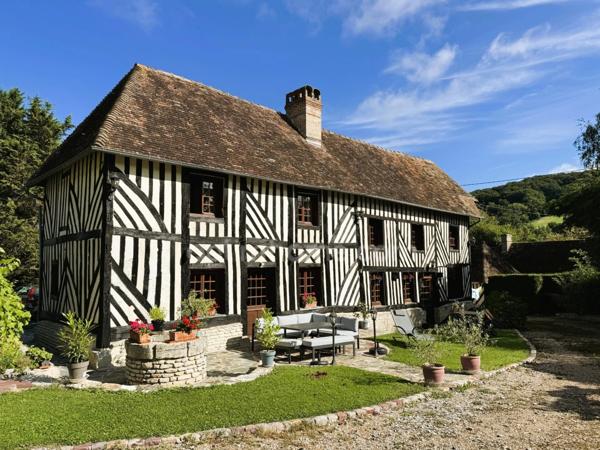 Élégante propriété normande du XIXᵉ siècle – Maison principale, Maison d’amis, dépendances, Parc Paysager