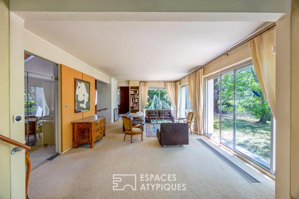 Maison d’architecte seventies à réinventer au pied des vignes