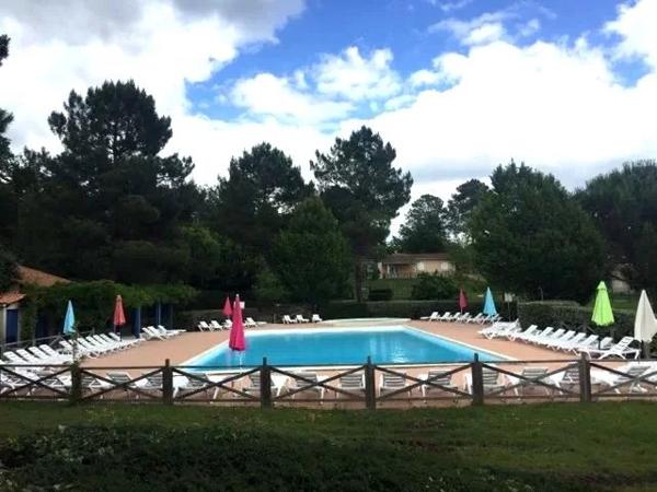 Maison de vacances de 3 chambres avec piscine commune, à proximité du lac et du village