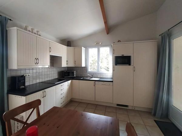 Maison de vacances de 3 chambres avec piscine commune, à proximité du lac et du village