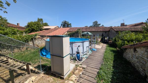 Maison de bourg  avec jardin + dépendances