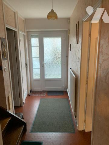 Maison semi individuelle sur sous-sol complet comprenant:
- Rez-de-chaussée: entrée, séjour, c...