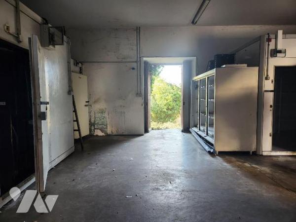 A vendre à Bar-sur-Aube, un bâtiment en pierre de 70 m² au sol avec grenier de même surface pro...