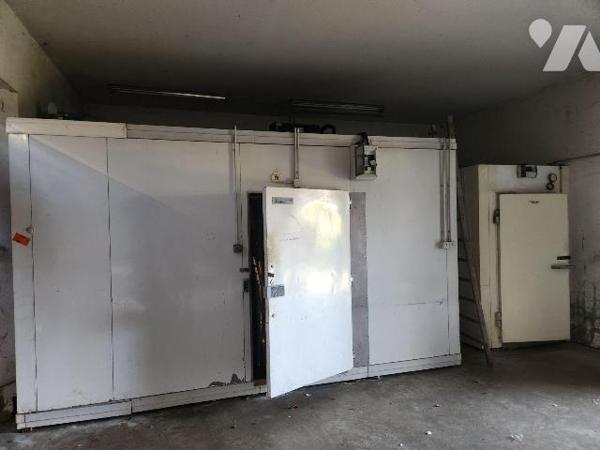 A vendre à Bar-sur-Aube, un bâtiment en pierre de 70 m² au sol avec grenier de même surface pro...