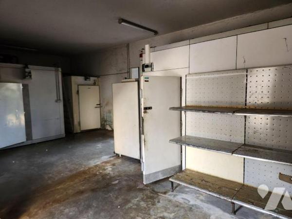 A vendre à Bar-sur-Aube, un bâtiment en pierre de 70 m² au sol avec grenier de même surface pro...