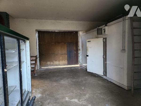 A vendre à Bar-sur-Aube, un bâtiment en pierre de 70 m² au sol avec grenier de même surface pro...