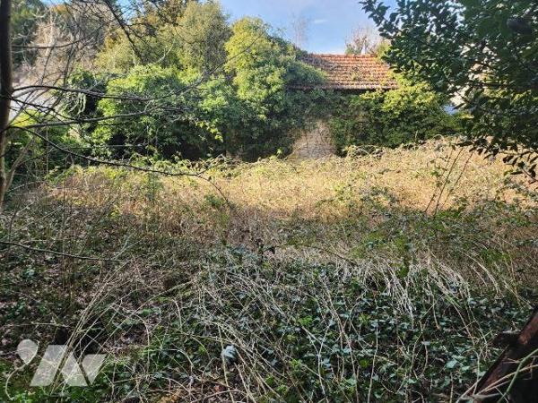 A vendre à Bar-sur-Aube, un bâtiment en pierre de 70 m² au sol avec grenier de même surface pro...