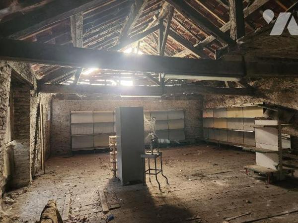 A vendre à Bar-sur-Aube, un bâtiment en pierre de 70 m² au sol avec grenier de même surface pro...