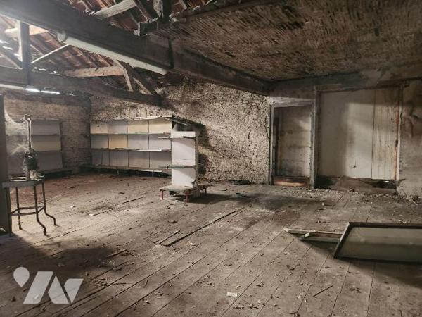 A vendre à Bar-sur-Aube, un bâtiment en pierre de 70 m² au sol avec grenier de même surface pro...