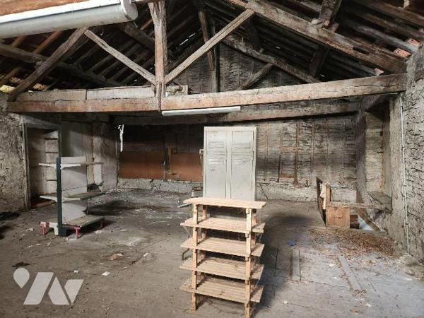 A vendre à Bar-sur-Aube, un bâtiment en pierre de 70 m² au sol avec grenier de même surface pro...