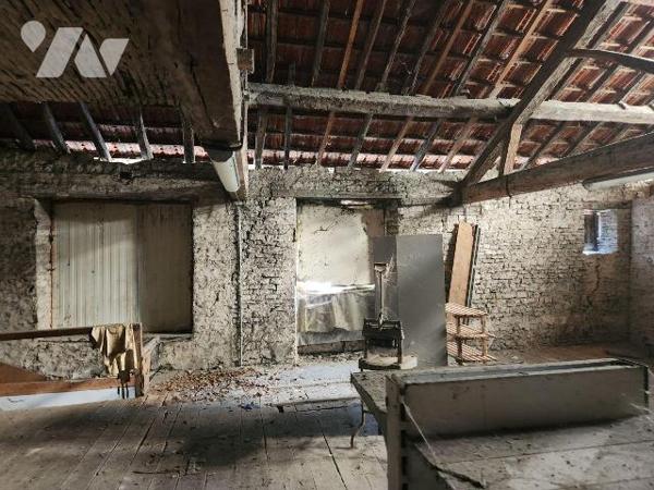 A vendre à Bar-sur-Aube, un bâtiment en pierre de 70 m² au sol avec grenier de même surface pro...