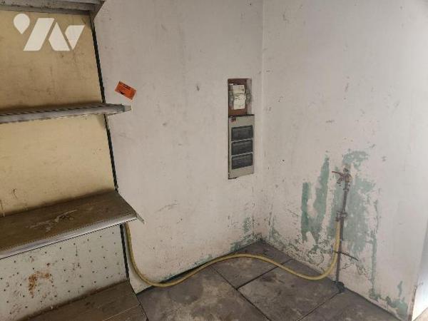 A vendre à Bar-sur-Aube, un bâtiment en pierre de 70 m² au sol avec grenier de même surface pro...