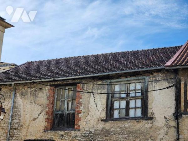 A vendre à Bar-sur-Aube, un bâtiment en pierre de 70 m² au sol avec grenier de même surface pro...