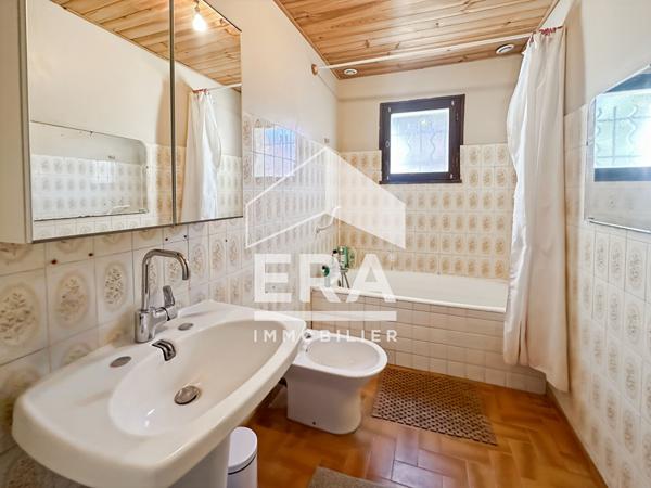 Maison de plain pied à rénover avec 900m2 de terrain à Eyragues 