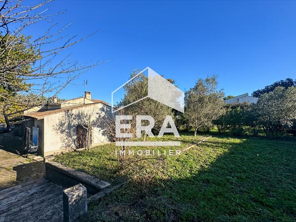 Maison de plain pied à rénover avec 900m2 de terrain à Eyragues 
