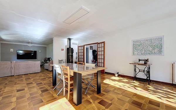 Maison à vendre    7 pièces •  Pinas