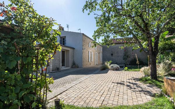 Maison à vendre    4 pièces •  Saint-Just-Luzac