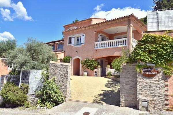 Propriété d’exception, 207 m², 10 pièces, terrain 1 200 m² paysager, piscine, terrasses, vue panoramique.