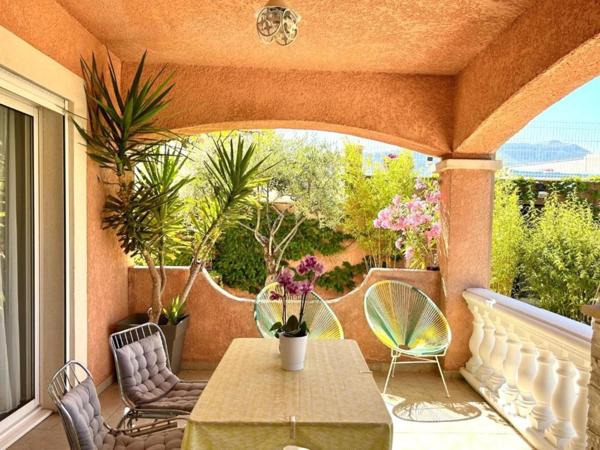 Propriété d’exception, 207 m², 10 pièces, terrain 1 200 m² paysager, piscine, terrasses, vue panoramique.