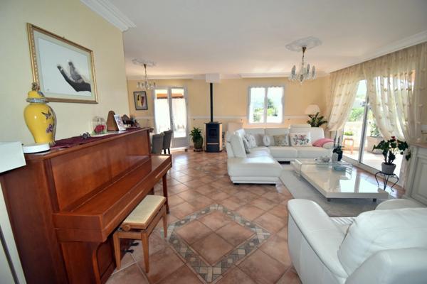 Propriété d’exception, 207 m², 10 pièces, terrain 1 200 m² paysager, piscine, terrasses, vue panoramique.