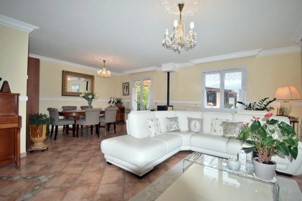 Propriété d’exception, 207 m², 10 pièces, terrain 1 200 m² paysager, piscine, terrasses, vue panoramique.