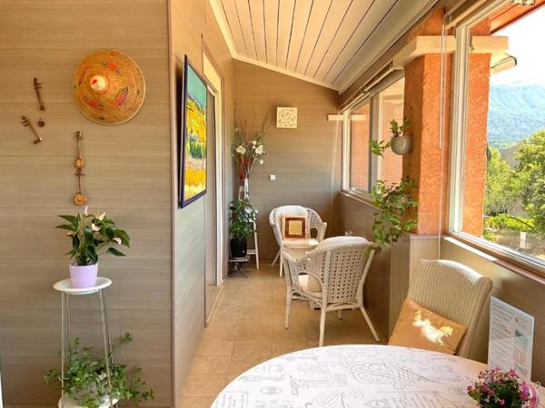 Propriété d’exception, 207 m², 10 pièces, terrain 1 200 m² paysager, piscine, terrasses, vue panoramique.