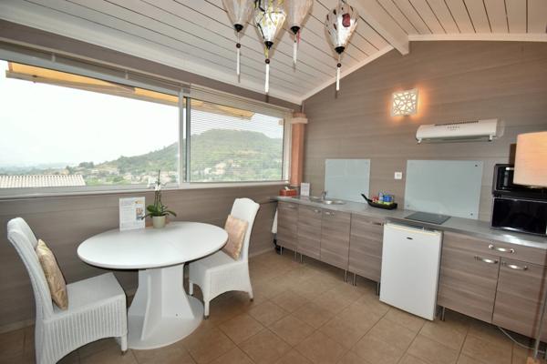 Propriété d’exception, 207 m², 10 pièces, terrain 1 200 m² paysager, piscine, terrasses, vue panoramique.