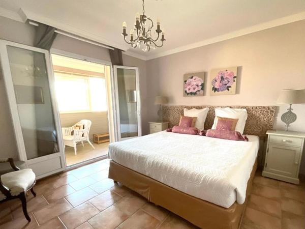 Propriété d’exception, 207 m², 10 pièces, terrain 1 200 m² paysager, piscine, terrasses, vue panoramique.