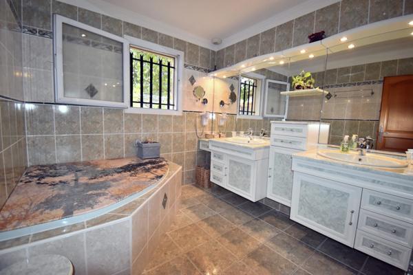 Propriété d’exception, 207 m², 10 pièces, terrain 1 200 m² paysager, piscine, terrasses, vue panoramique.