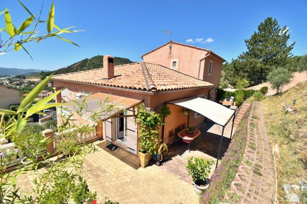 Propriété d’exception, 207 m², 10 pièces, terrain 1 200 m² paysager, piscine, terrasses, vue panoramique.