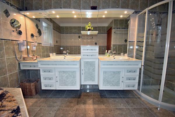 Propriété d’exception, 207 m², 10 pièces, terrain 1 200 m² paysager, piscine, terrasses, vue panoramique.