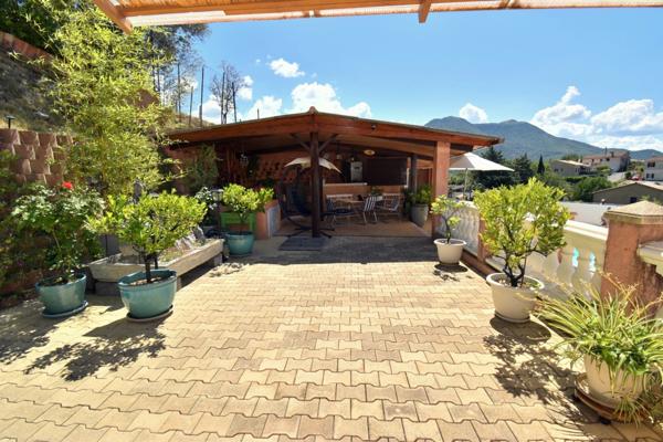 Propriété d’exception, 207 m², 10 pièces, terrain 1 200 m² paysager, piscine, terrasses, vue panoramique.