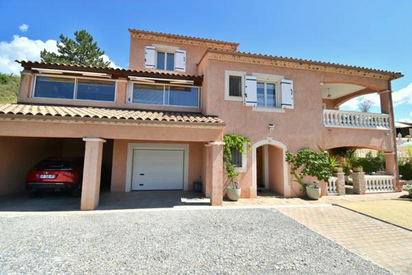 Propriété d’exception, 207 m², 10 pièces, terrain 1 200 m² paysager, piscine, terrasses, vue panoramique.