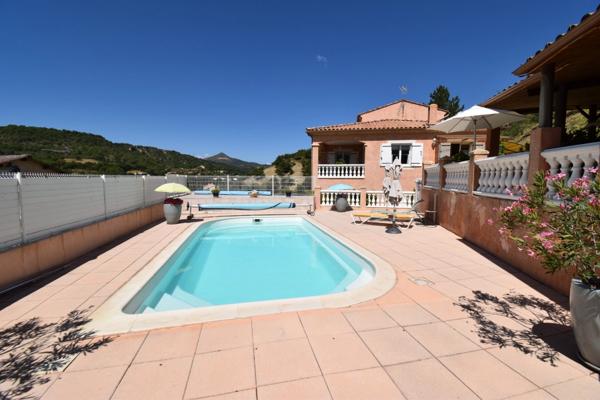 Propriété d’exception, 207 m², 10 pièces, terrain 1 200 m² paysager, piscine, terrasses, vue panoramique.