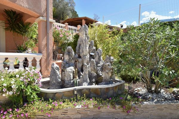 Propriété d’exception, 207 m², 10 pièces, terrain 1 200 m² paysager, piscine, terrasses, vue panoramique.