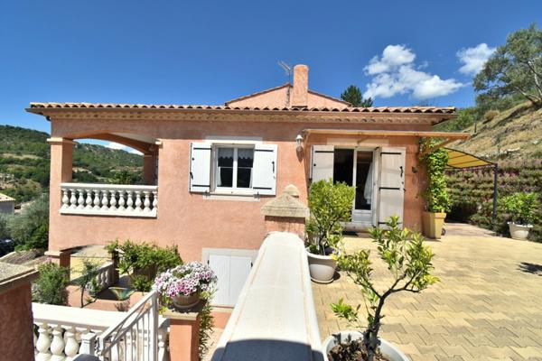 Propriété d’exception, 207 m², 10 pièces, terrain 1 200 m² paysager, piscine, terrasses, vue panoramique.