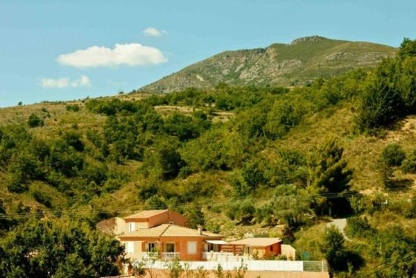 Propriété d’exception, 207 m², 10 pièces, terrain 1 200 m² paysager, piscine, terrasses, vue panoramique.