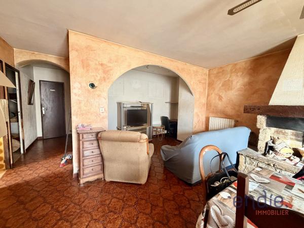 LORGUES MAISON DE VILLAGE ET DEUX GARAGES