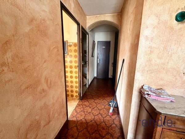LORGUES MAISON DE VILLAGE ET DEUX GARAGES
