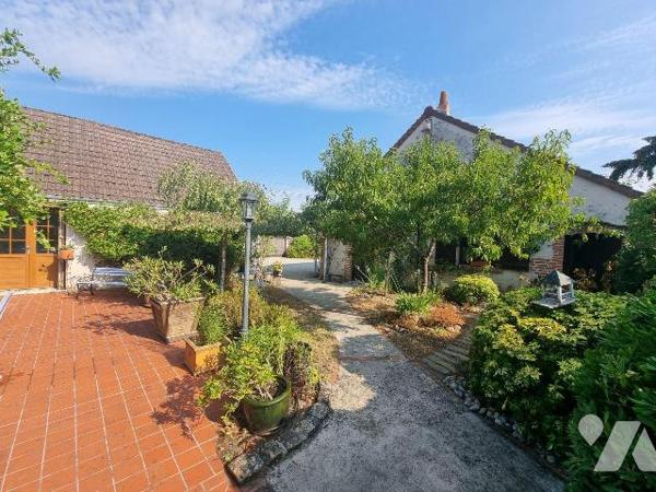 A vendre à Romorantin (41), Située au nord de Romorantin, cette maison pleine de caractère sédu...