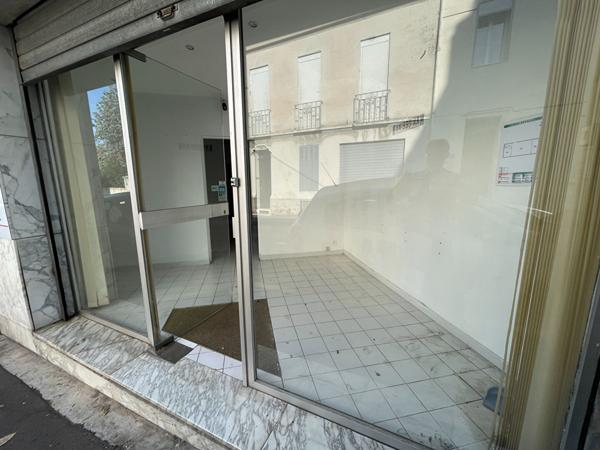 MARSEILLE 12eme. BEAUMONT CENTRE. LOCAL 38 M² AVEC VITRINE